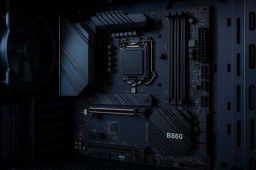 مادربرد Intel B860 نصب‌شده درون کیس گیمینگ با هیت‌سینک آلومینیومی، اسلات‌های رم DDR5 و نورپردازی آبی ملایم