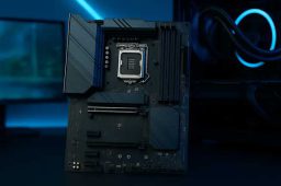 مادربرد Z890 اینتل روی میز گیمینگ با نور آبی نئون و رم‌های DDR5 نصب‌شده در محیط مدرن