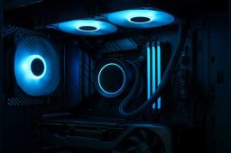 خنک‌کننده 360mm نصب‌شده در کیس گیمینگ با نور RGB آبی و سه فن فعال برای پردازنده نسل جدید